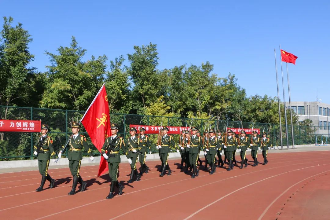 学校隆重举行2023级新生军训总结表扬大会
